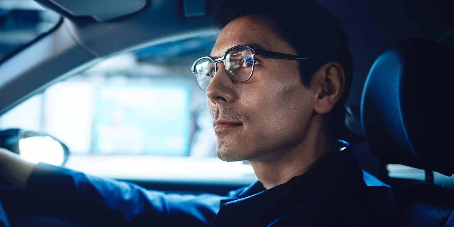 https://www.zeiss.es/content/dam/vis-b2c/reference-master/images/better-vision/driving-mobility/the-best-glasses-for-driving/lenses-for-driving_header-article.jpg/_jcr_content/renditions/original.image_file.1912.956.0,0,1912,956.file/lenses-for-driving_header-article.jpg